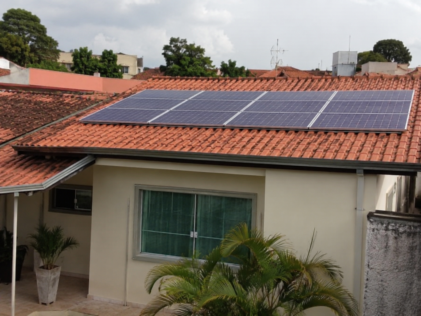 Casa com painéis solares — cliente Solak Energia